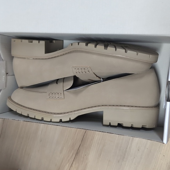 Dolce Vita Crisp Lug Loafer - Picture 9 of 11